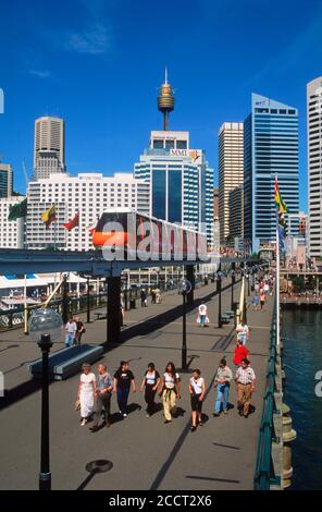 Darling Harbour con treno monorotaia al di sotto dello skyline di Sydney nel New South Wales, Australia Foto Stock
