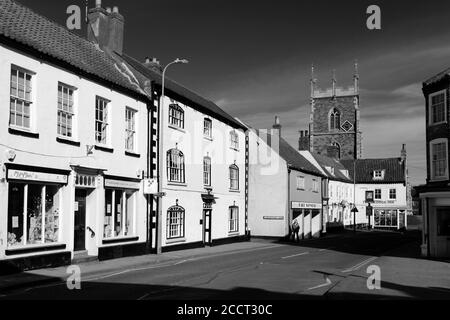 Vista sulla strada della città di Alford con la chiesa di St. Wilfreds, Lincolnshire, Inghilterra; Regno Unito Foto Stock
