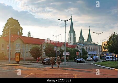 LVIV, UCRAINA - 17 LUGLIO 2015: Vista sulla Cattedrale dei Santi Olga ed Elisabetta da via Horodotska al mattino, Lviv, Ucraina. Via Horodotska Foto Stock