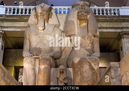 La colossale statua di Amenhotep III e Tiye, Museo delle Antichità Egizie, il Cairo Foto Stock