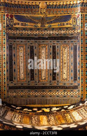 Sedia a testa d'anatra della tomba di Tutankhamun 1327 a.C., Museo delle antichità egizie, Cairo Foto Stock