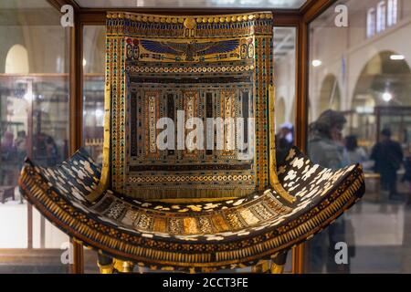 Sedia a testa d'anatra della tomba di Tutankhamun 1327 a.C., Museo delle antichità egizie, Cairo Foto Stock