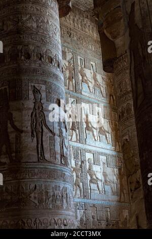 Sala ipostile del Tempio di Hathor, con colonne scolpite e soffitto Foto Stock