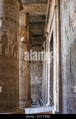 Sala esterna in stile ipostile del Tempio di Hathor, con colonne scolpite e soffitto Foto Stock