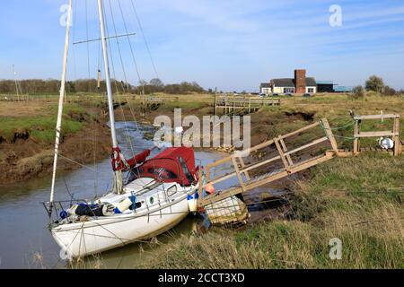 Barche ormeggiate sul fiume Steeping, Gibilterra Point riserva naturale, Skegness città, Lincolnshire, Inghilterra, Regno Unito Foto Stock