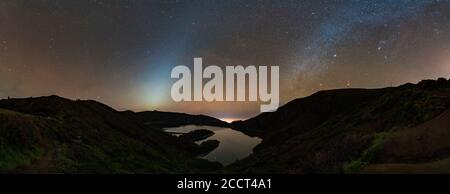 Una vista panoramica della luce zodiacale insieme alla via lattea sopra la Lagoa do Fogo, l'isola di São Miguel, Azzorre Foto Stock