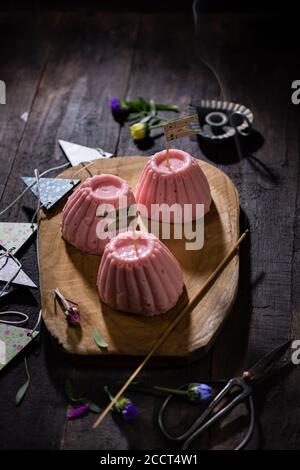 Muffin con budino. Dessert dolce. Cibo a basso contenuto di grassi e bevande. Stile country. Foto Stock