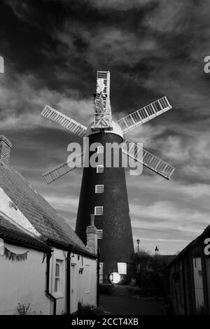 Vista al tramonto sul mulino a vento di Waltham, villaggio di Waltham, contea di Lincolnshire, Inghilterra Foto Stock