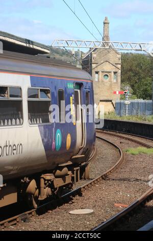 Classe 156 super sprinter dmu treno, numero 156479, gestito da Northern treni nella piattaforma 2 alla stazione ferroviaria di Carnforth il 24 agosto 2020. Foto Stock