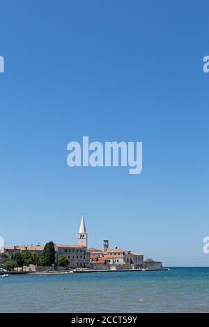 campanile della Basilica Eufrasiana che sporge dalla città vecchia, patrimonio mondiale dell'UNESCO, Parenzo, Istria, Croazia Foto Stock