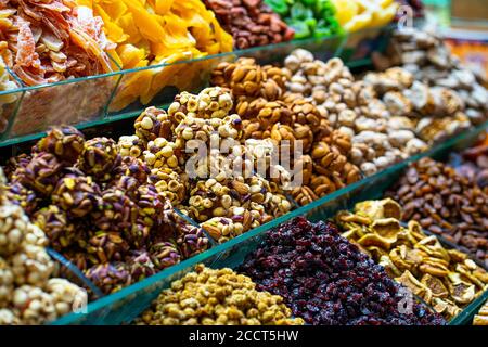 Varie delizie turche dai colori brillanti dolci e frutta secca sul mercato di Istanbul, Turchia Foto Stock