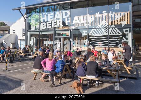 Cumbria, Regno Unito. 24 agosto 2020. Giornata di sole, villaggio di Staveley, Lake District. Staveley Mill Yard .Hawkshead Brewery, Beer Hall .15 aprile 2020 licenziato 12 dipendenti a causa della covid-19 invece di essere solcato dalla società con sede a Liverpool Halewood nel 2017. Credito: Gordon Shoosmith/Alamy Live News Foto Stock