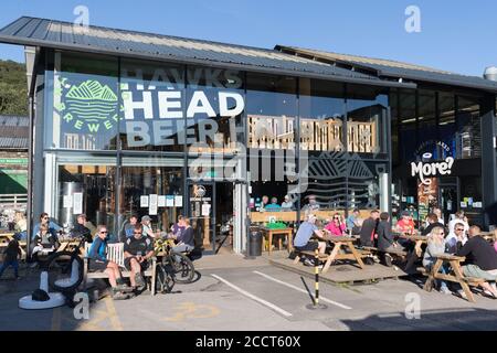 Cumbria, Regno Unito. 24 Agosto 2020. Giorno di sole .Staveley villaggio, il Distretto dei Laghi. Staveley Mill Yard .Hawkshead Brewey, Beer Hall .15 aprile 2020 ha fatto 12 personale in esubero a causa di covid -19 invece di furloughed è stato rilevato dalla società con sede a Liverpool Halewood nel 2017. Credit: Gordon Shoosmith/Alamy Live News Foto Stock