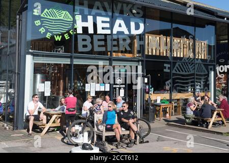 Cumbria, Regno Unito. 24 Agosto 2020. Giorno di sole .Staveley villaggio, il Distretto dei Laghi. Staveley Mill Yard .Hawkshead Brewey, Beer Hall .15 aprile 2020 ha fatto 12 personale in esubero a causa di covid -19 invece di furloughed è stato rilevato dalla società con sede a Liverpool Halewood nel 2017. Credit: Gordon Shoosmith/Alamy Live News Foto Stock