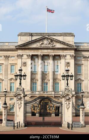 Viste generali di Buckingham Palace e del Victoria Memorial, tra cui la Vittoria alata in bronzo dorato, e la Regina Vittoria, Londra, Regno Unito. Foto Stock