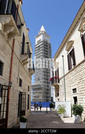 Il campanile sotto restauro della cattedrale cattolica romana dedicata a San Nicola Pellegrino a Trani, Puglia, Italia Foto Stock