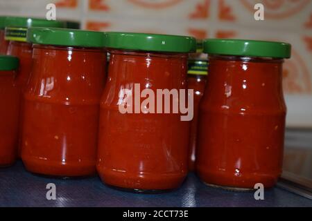 salsa piccante di peperoncino rosso fatta in casa Foto Stock