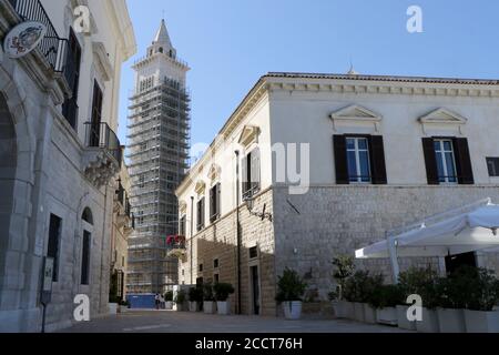 Il campanile sotto restauro della cattedrale cattolica romana dedicata a San Nicola Pellegrino a Trani, Puglia, Italia Foto Stock