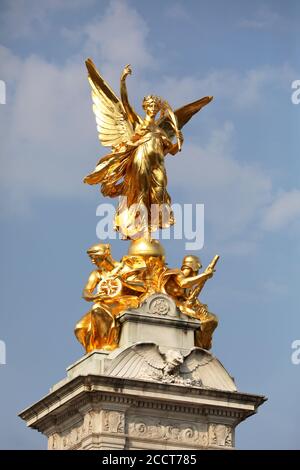 Viste generali di Buckingham Palace e del Victoria Memorial, tra cui la Vittoria alata in bronzo dorato, e la Regina Vittoria, Londra, Regno Unito. Foto Stock