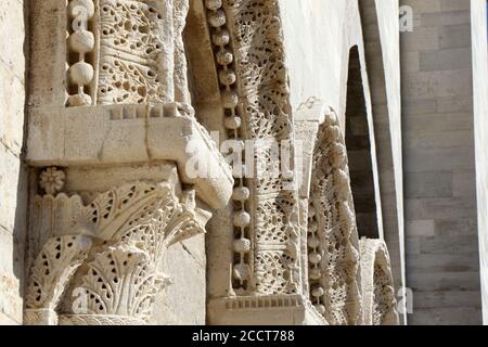 Dettagli della facciata della cattedrale cattolica romana dedicata a San Nicola il Pellegrino di Trani, Puglia, Italia Foto Stock