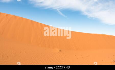 Immagine panoramica di una duna del deserto e la cima della foto con cielo blu. Sfondo del deserto Foto Stock