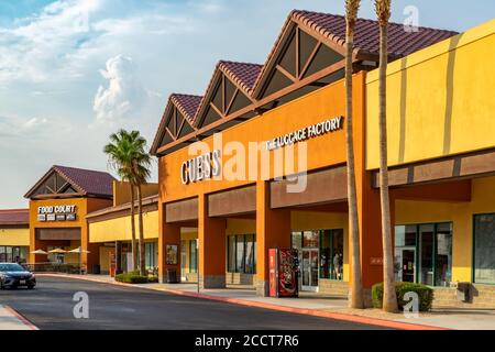 Barstow, CA / USA – 22 agosto 2020: Il concessionario Guess e la fabbrica di bagagli presso gli outlet di Barstow, situato accanto all'Interstate 15 a Barstow, California Foto Stock