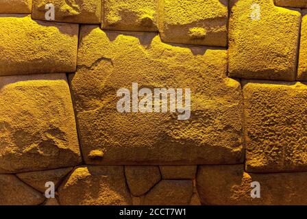 La dodici pietra angolare di notte in via Hatun Rumiyoc, Cusco, Perù. Foto Stock