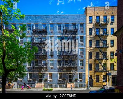 New York City, USA, maggio 2019, vista di un edificio di mattoni blu e uno giallo a Chelsea Foto Stock