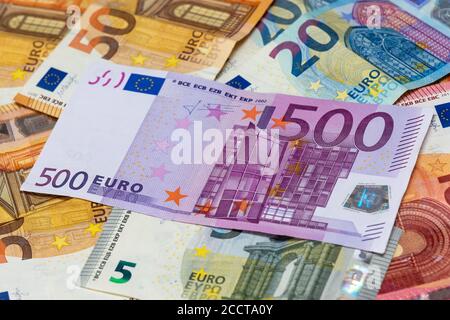 banconote da 500 euro tra banconote da 50, 20,10 e 5 euro. Vista ravvicinata Foto Stock