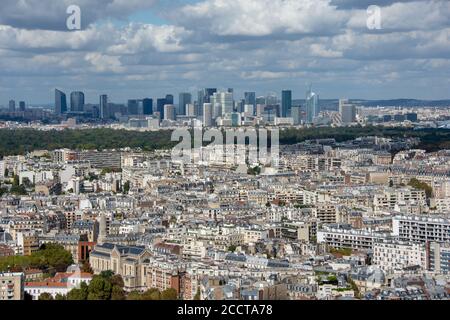 Vista aerea delle torri di la Defense, quartiere degli affari di Parigi, Francia, soleggiata con cielo nuvoloso, edifici parigini e il bois de Boulogne nel Foto Stock