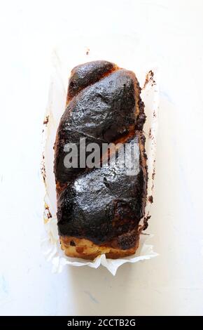 Pane dolce rumeno tradizionale per Natale o Pasqua isolato su sfondo bianco. Cottura a casa. Vista dall'alto. Foto Stock