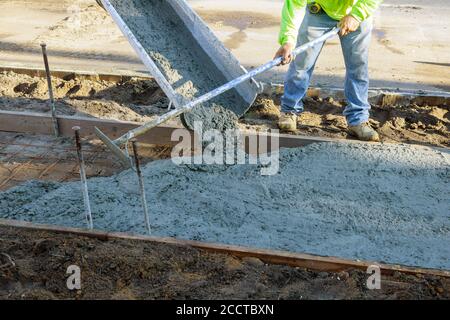 Posa nuovo marciapiede in cemento bagnato su marciapiedi appena versato Foto Stock