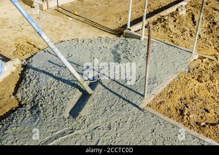 Posa nuovo marciapiede in cemento bagnato su marciapiedi appena versato Foto Stock