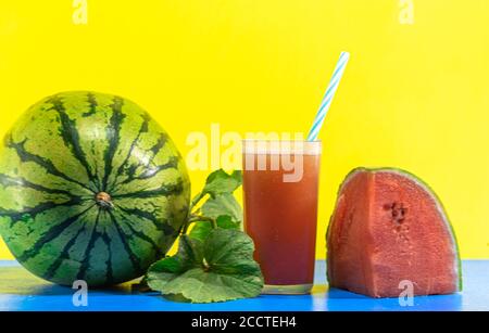 Frutta in metà di cocomero (Citrullus lanatus). L'anguria è considerata uno dei frutti più completi per il corpo. Ricco di vitamine, contribù Foto Stock