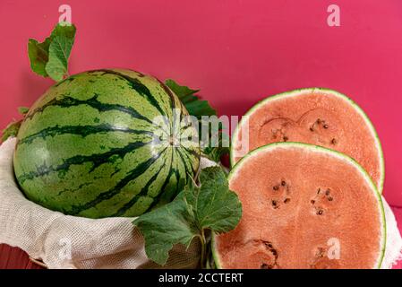 Frutta in metà di cocomero (Citrullus lanatus). L'anguria è considerata uno dei frutti più completi per il corpo. Ricco di vitamine, contribù Foto Stock