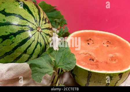 Frutta in metà di cocomero (Citrullus lanatus). L'anguria è considerata uno dei frutti più completi per il corpo. Ricco di vitamine, contribù Foto Stock