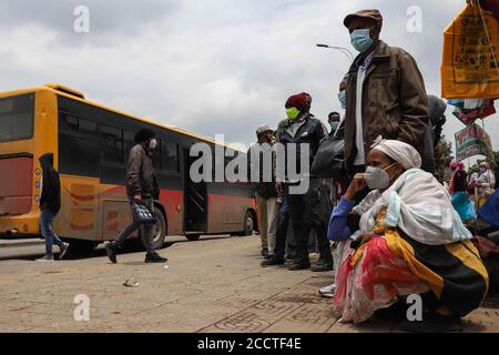 Addis Abeba, Etiopia. 24 Agosto 2020. Le persone che indossano maschere facciali aspettano gli autobus ad una fermata ad Addis Abeba, capitale dell'Etiopia, il 24 agosto 2020. I casi confermati di COVID-19 in Etiopia hanno raggiunto 42,143 dopo che lunedì sono stati confermati 1,472 nuovi casi positivi di COVID-19, ha dichiarato il Ministero della Salute del paese. Credit: Michael Tewelde/Xinhua/Alamy Live News Foto Stock