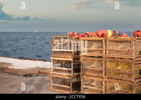 Trappole di aragosta sul molo lungo Summerside Harbour, Prince Edward Island, Canada. Foto Stock