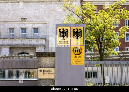 Nurnberg, Germania, 11,2019 agosto: Cartello all'ingresso dell'Ufficio federale delle migrazioni e dei rifugiati a Norimberga, il BAMF è la principale migazione A. Foto Stock