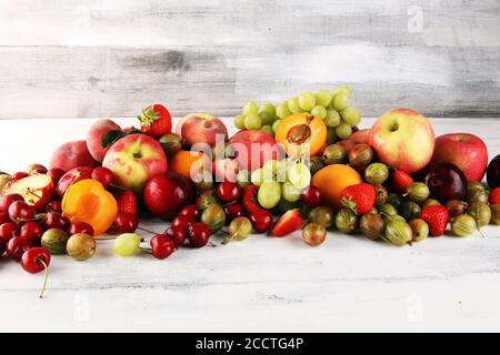 Frutta fresca estiva con mela, uva, bacche, prugne e albicocca biologica. Foto Stock