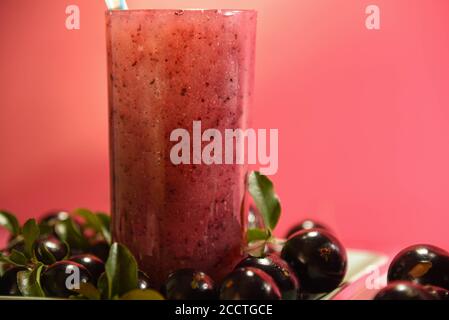 Succo di Jabuticaba. Bevanda naturale e disintossicazione. Bevanda rinfrescante ed esotica. Frutta con poche calorie e carboidrati. Fonte di nutrienti come vitamina C, Foto Stock