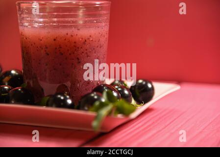 Succo di Jabuticaba. Bevanda naturale e disintossicazione. Bevanda rinfrescante ed esotica. Frutta con poche calorie e carboidrati. Fonte di nutrienti come vitamina C, Foto Stock