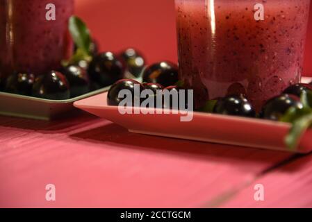 Succo di Jabuticaba. Bevanda naturale e disintossicazione. Bevanda rinfrescante ed esotica. Frutta con poche calorie e carboidrati. Fonte di nutrienti come vitamina C, Foto Stock