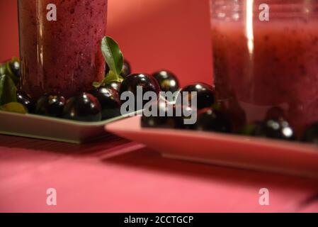 Succo di Jabuticaba. Bevanda naturale e disintossicazione. Bevanda rinfrescante ed esotica. Frutta con poche calorie e carboidrati. Fonte di nutrienti come vitamina C, Foto Stock