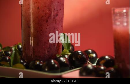 Succo di Jabuticaba. Bevanda naturale e disintossicazione. Bevanda rinfrescante ed esotica. Frutta con poche calorie e carboidrati. Fonte di nutrienti come vitamina C, Foto Stock