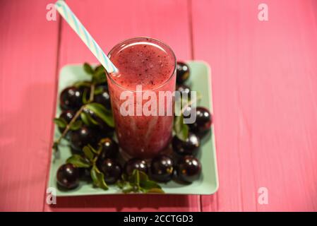 Succo di Jabuticaba. Bevanda naturale e disintossicazione. Bevanda rinfrescante ed esotica. Frutta con poche calorie e carboidrati. Fonte di nutrienti come vitamina C, Foto Stock