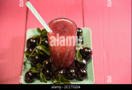 Succo di Jabuticaba. Bevanda naturale e disintossicazione. Bevanda rinfrescante ed esotica. Frutta con poche calorie e carboidrati. Fonte di nutrienti come vitamina C, Foto Stock