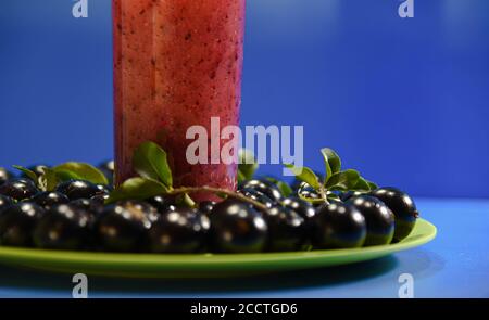 Succo e frutti di jaboticaba (Myrciaria cauliflora). I frutti sono solitamente consumati in natura, ma sono adatti per la preparazione di succhi, frullati Foto Stock