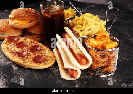 Prodotti malsani. Cibo cattivo per figura, pelle, cuore e denti. Assortimento di alimenti per carboidrati veloci Foto Stock