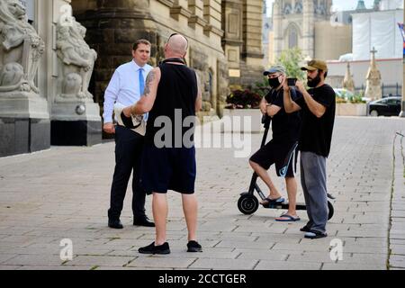 Andrew Scheer, leader uscente dell'opposizione, e del CPC che parla con il cittadino di Ottawa dopo l'intervista televisiva, giorno dopo l'elezione del nuovo leader Foto Stock